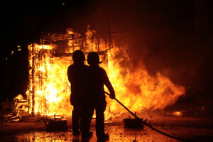 Bomberos trabajando para controlar un incendio durante las Fallas en València