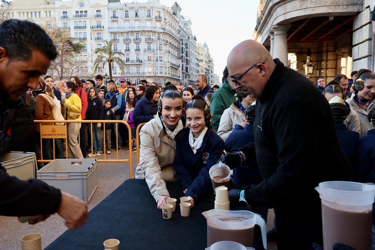 Personas sirviendo chocolate en un evento en Valencia