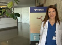 Médica en uniforme azul con bata blanca en hospital Vithas