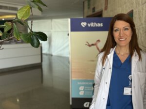 Médica en uniforme azul con bata blanca en hospital Vithas