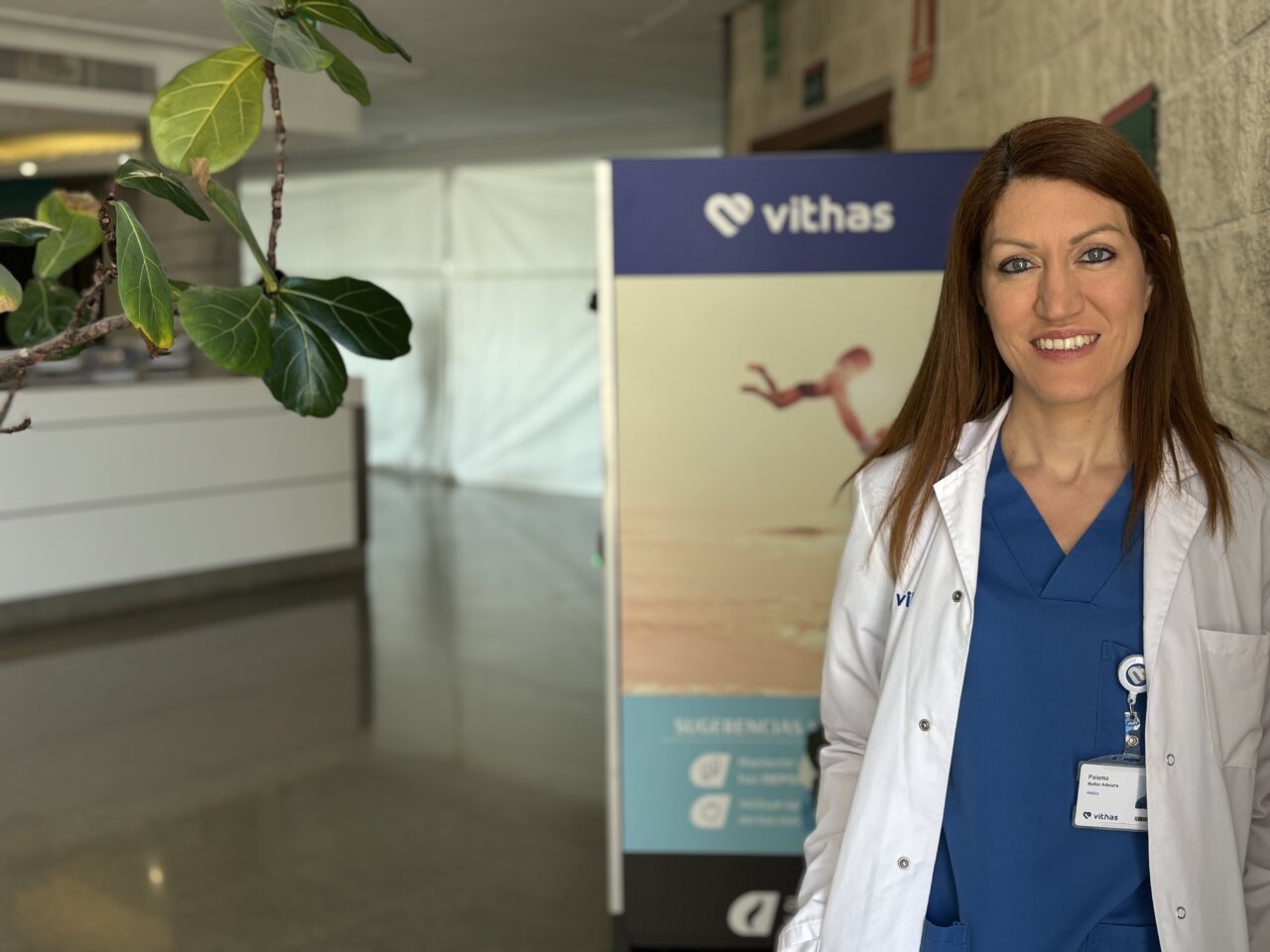 Médica en uniforme azul con bata blanca en hospital Vithas