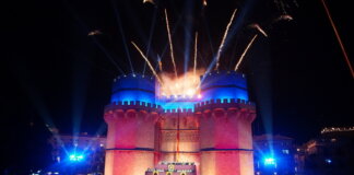 Castillo iluminado con fuegos artificiales en Valencia durante la celebración de la Crida