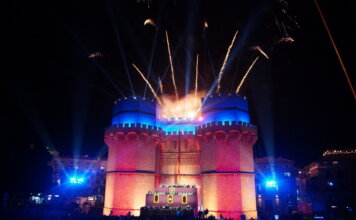 Castillo iluminado con fuegos artificiales en Valencia durante la celebración de la Crida