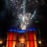 Fuegos artificiales iluminando el castillo en Valencia durante la celebración