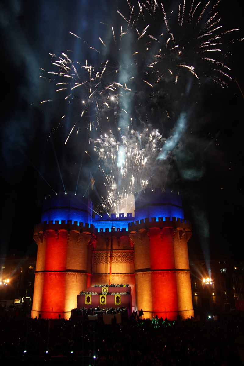 Fuegos artificiales iluminando el castillo en Valencia durante la celebración