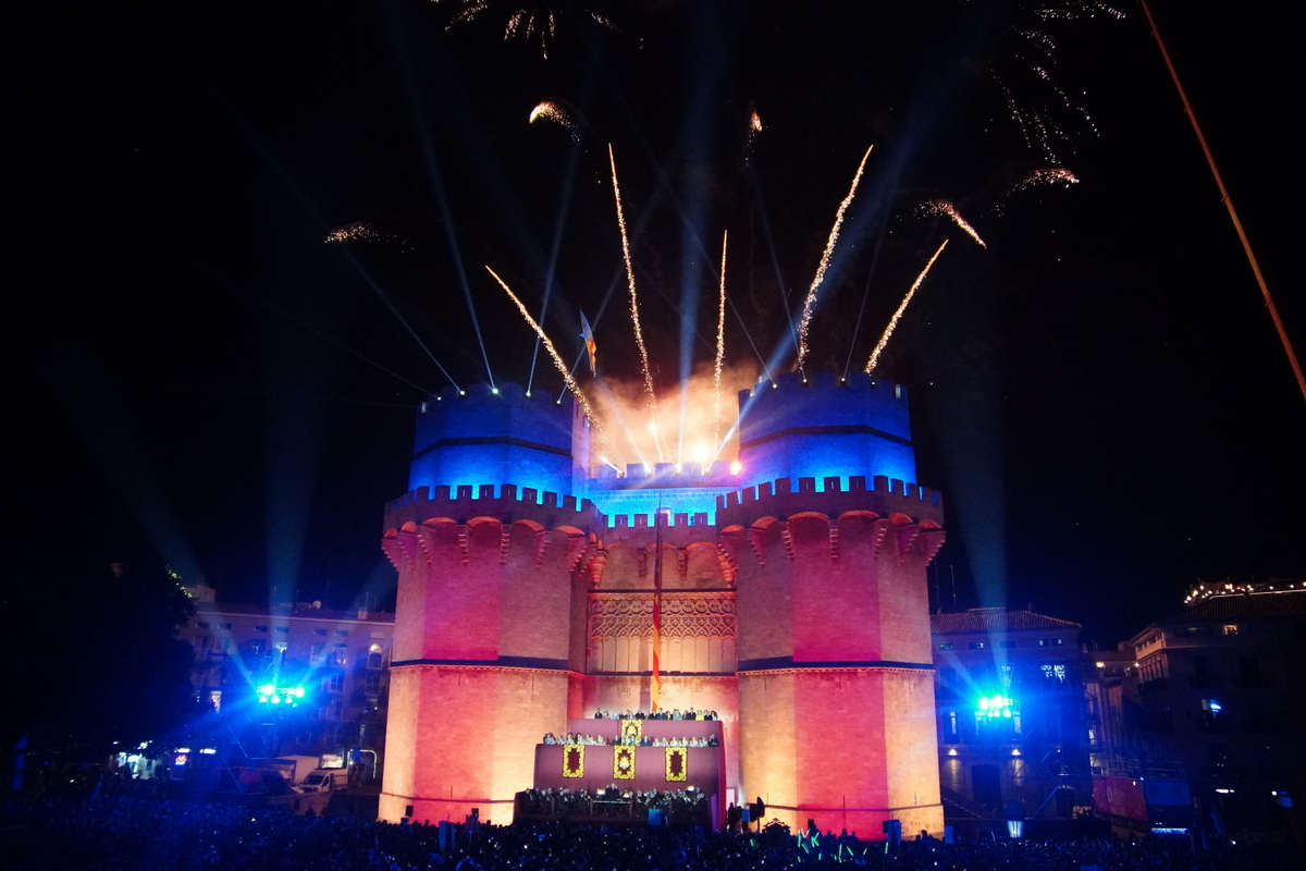 Castillo iluminado con fuegos artificiales en Valencia durante la celebración de la Crida