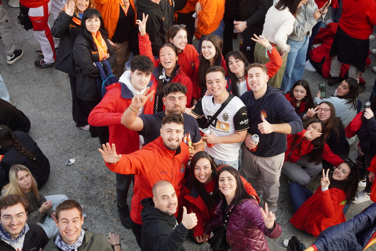 Grupo de personas sonrientes en la celebración de Doimingo de Cridida en Valencia