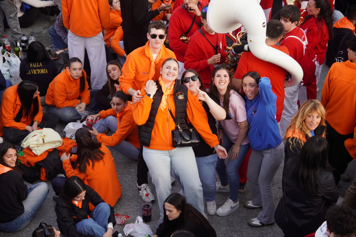 Grupo de personas celebrando en Valencia con ropa naranja