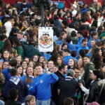Multitud de personas celebrando en Valencia durante el Domingo de Cridida