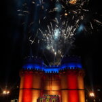 Fuegos artificiales iluminando el castillo en Valencia durante la Cridida
