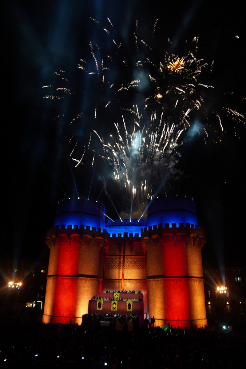 Fuegos artificiales iluminando el castillo en Valencia durante la Cridida