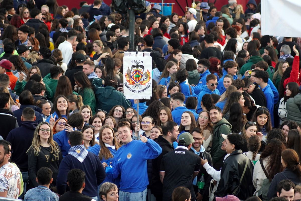 Multitud de personas celebrando en Valencia durante el Domingo de Cridida
