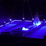 Actuación en el escenario iluminado durante el Domingo de Cridida en Valencia