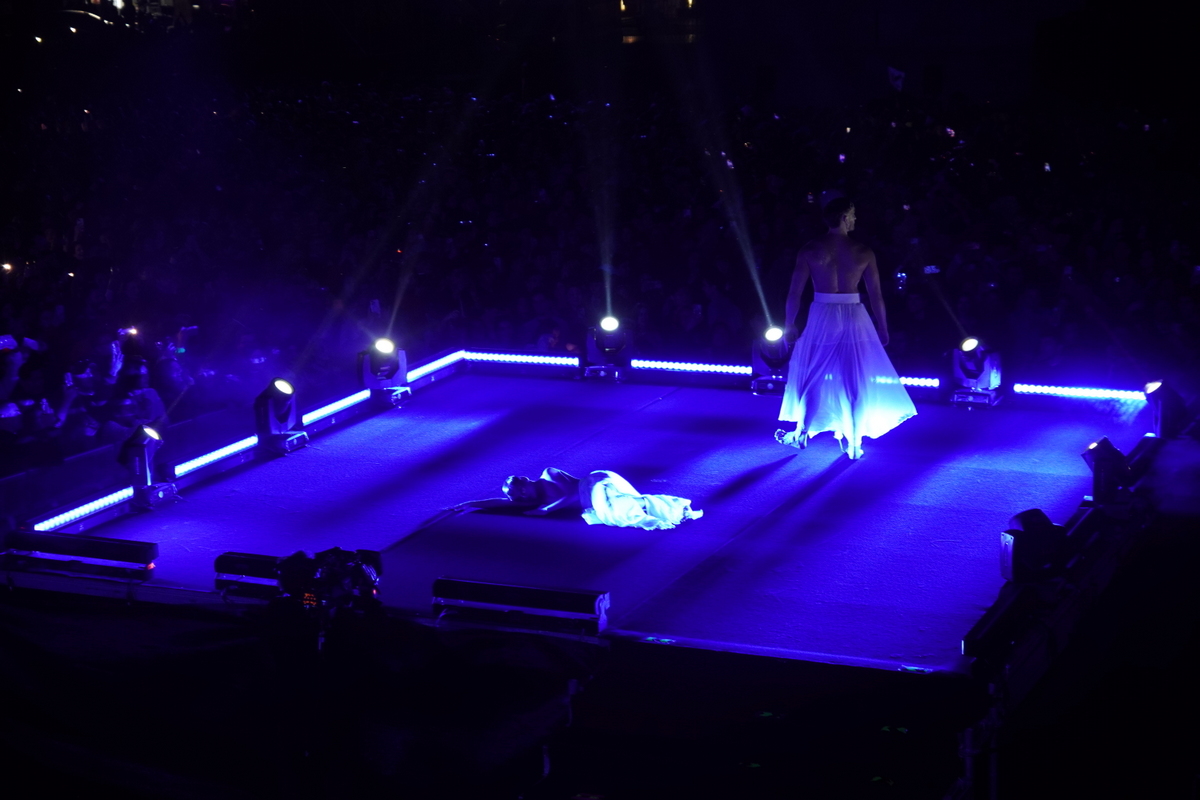 Actuación en el escenario iluminado durante el Domingo de Cridida en Valencia