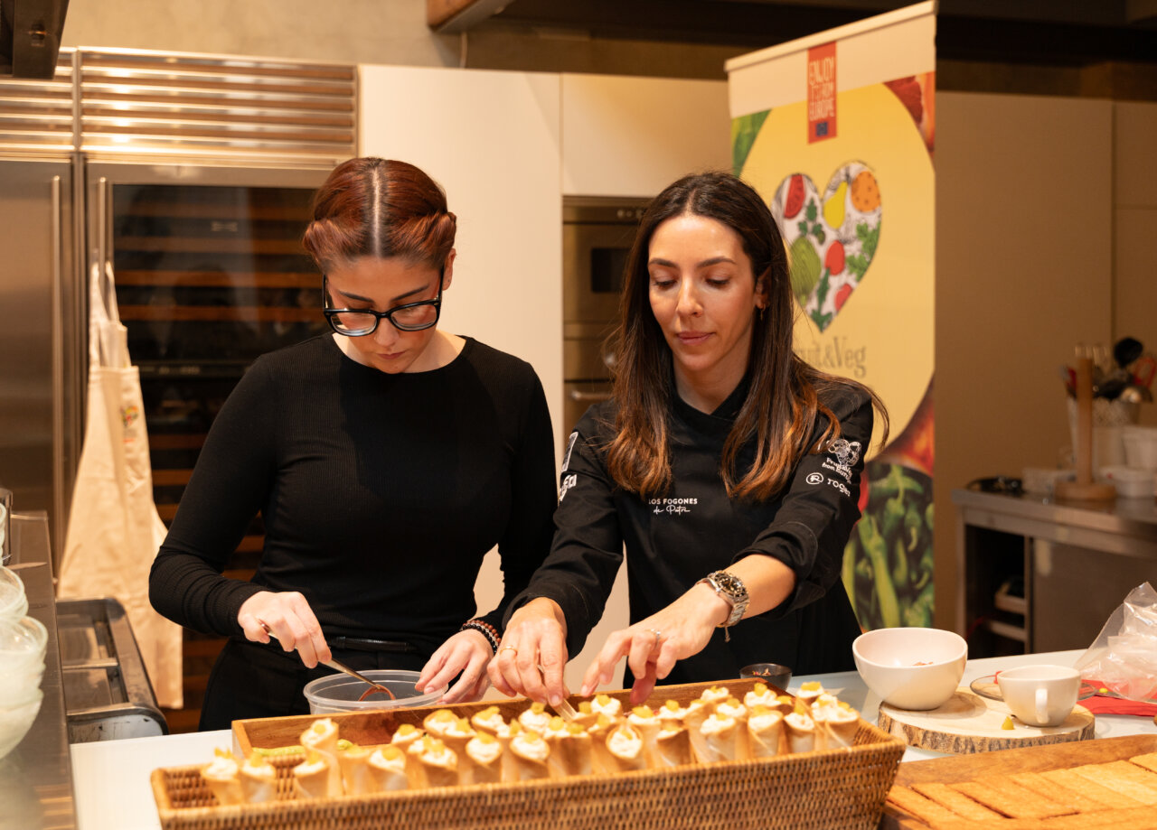 Dos chefs trabajando en un showcooking con aperitivos creativos