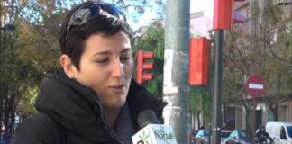 Mujer hablando sobre reciclaje en la calle de Horta