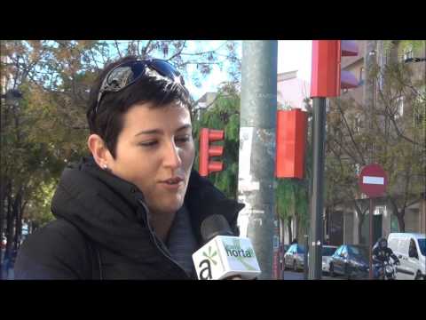 Mujer hablando sobre reciclaje en la calle de Horta