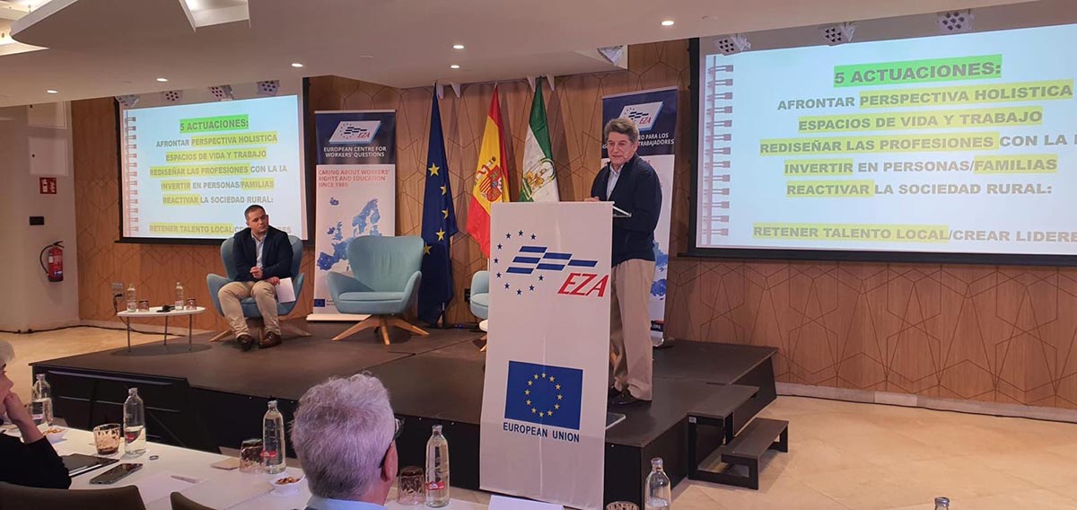 Ponente discutiendo sobre el reto demográfico en un seminario en Torremolinos