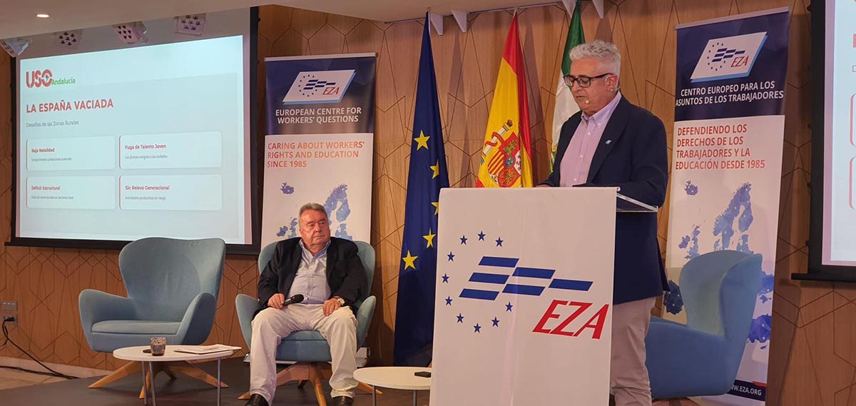 Ponentes discutiendo sobre el reto demográfico en un seminario en Torremolinos