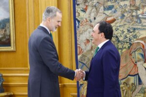 El rey Felipe VI y el president Pérez Llorca se dan la mano en un encuentro