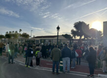 Reubicadas 18 aulas del CEIP Els Germanells de Rafelbunyol para garantizar la seguridad del alumnado Familias y estudiantes en la entrada del CEIP Els Germanells en Rafelbunyol