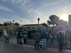 Familias y estudiantes en la entrada del CEIP Els Germanells en Rafelbunyol