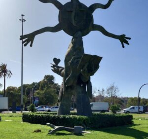Escultura de Ripollés en Valencia con sol y figuras humanas