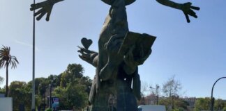 Escultura de Ripollés en Valencia con sol y figuras humanas