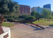 Escultura derribada por el viento en el Jardín del Turia, Valencia.