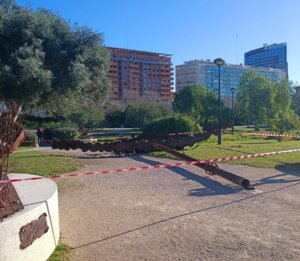 Escultura derribada por el viento en el Jardín del Turia, Valencia.