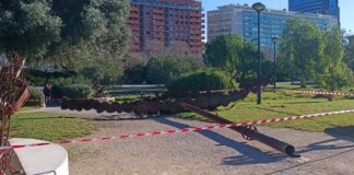 Escultura derribada por el viento en el Jardín del Turia, Valencia.