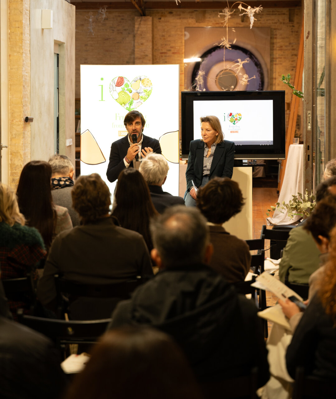 Presentación sobre exportaciones agrícolas en Valencia con público atento