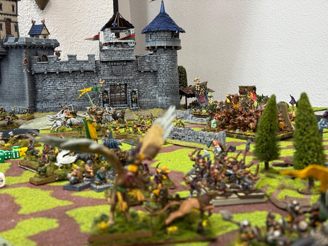 Mesa de juego con miniaturas de Warhammer Fantasy en evento de wargames