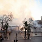 Explosiones de pirotecnia en una ciudad con humo y edificios