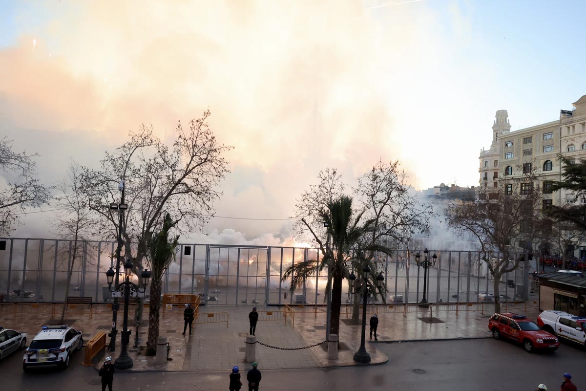 Explosiones de pirotecnia en una ciudad con humo y edificios