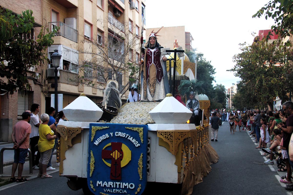 Desfile de Moros y Cristianos en el Paseo Marítimo de Valencia