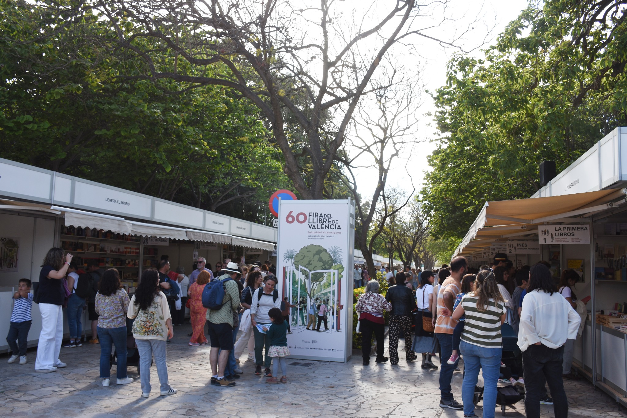 Multitud de personas en la Fira del Llibre de València 2026