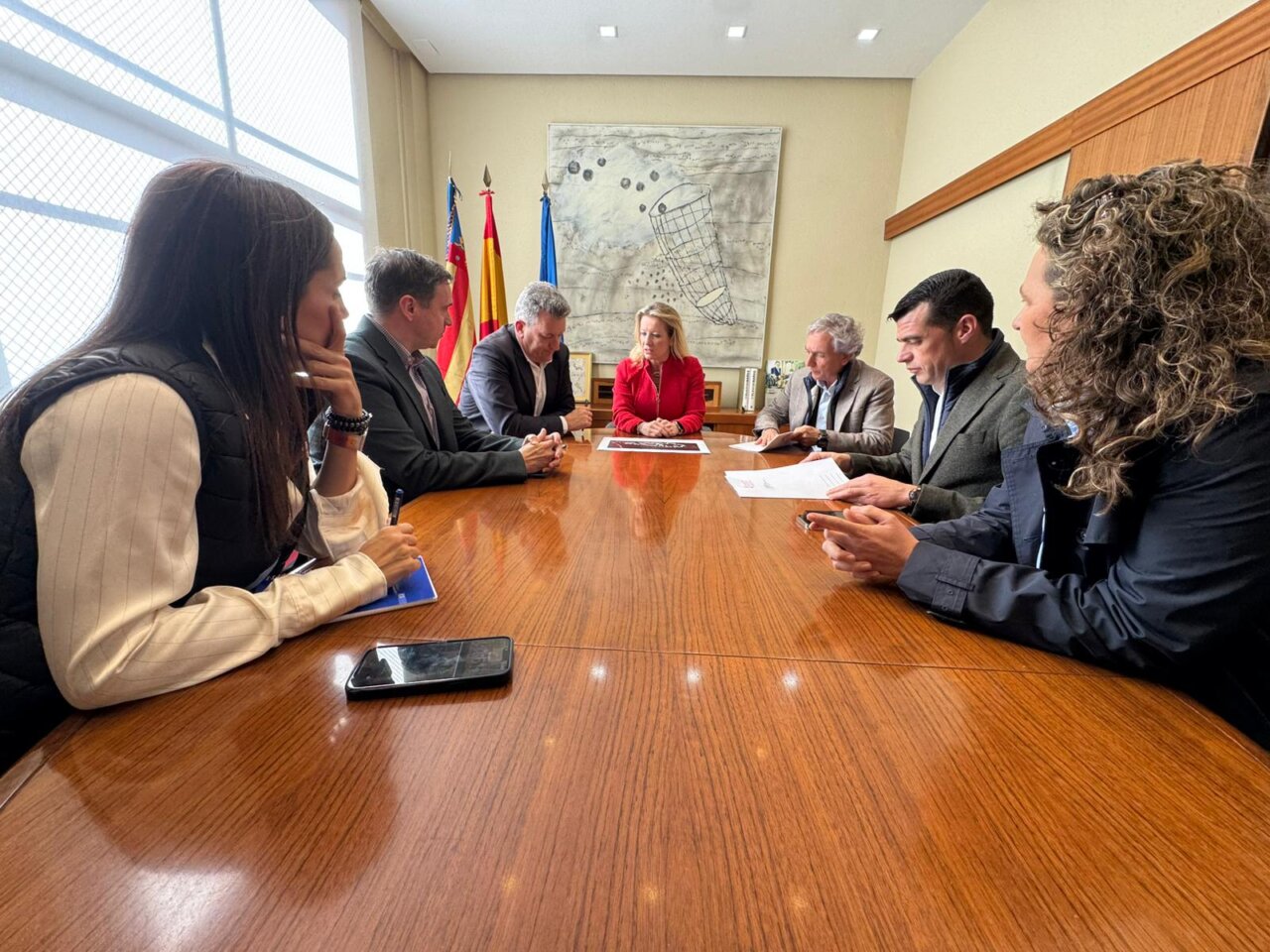 La alcaldesa de Xirivella y el vicepresidente del Consell firman un protocolo para desarrollar un Plan Especial Urbanístico. Este acuerdo busca habilitar suelo para casi 4.000 viviendas en una zona no inundable. La reunión se enmarca en la estrategia de recuperación post-DANA.