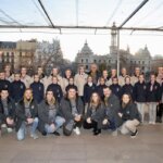 Grupo de bailarines posando en un evento al aire libre