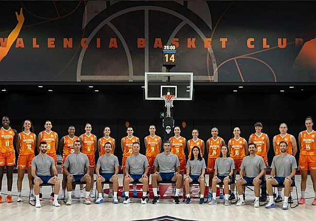 Equipo femenino de Valencia Basket posando en el Roig Arena