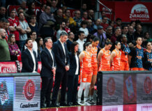 El Valencia Basket aun con bajas sensibles, cree, resiste y conquista Zaragoza Jugadoras y cuerpo técnico de Valencia Basket durante un partido en Zaragoza