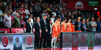 Jugadoras y cuerpo técnico de Valencia Basket durante un partido en Zaragoza