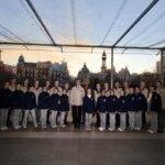 Grupo de bailarinas posando en un evento al atardecer