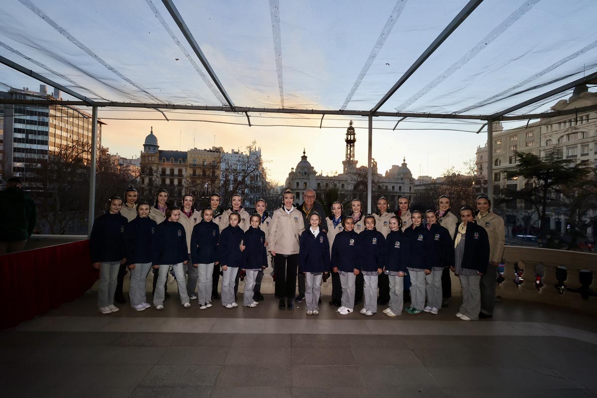 Grupo de bailarinas posando en un evento al atardecer