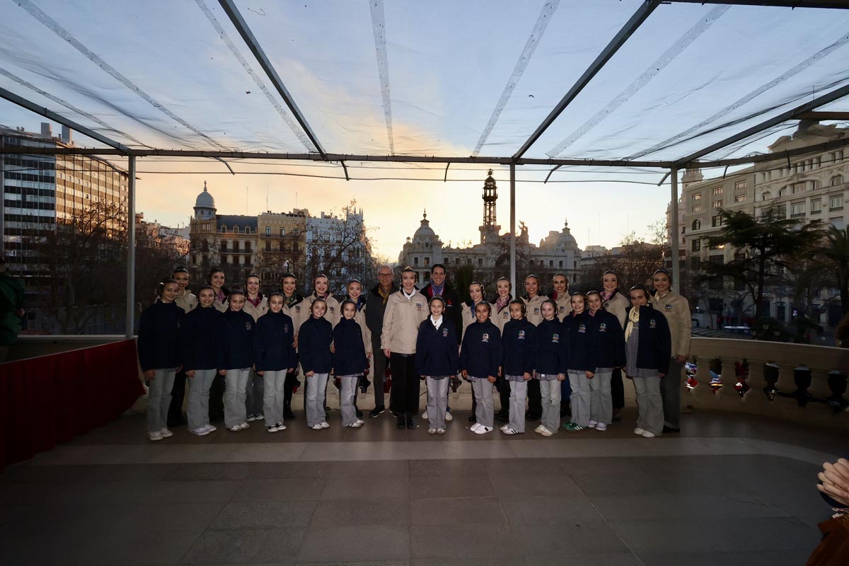 Grupo de bailarinas posando en un evento al atardecer