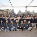 Grupo de bailarines posando en un evento al aire libre