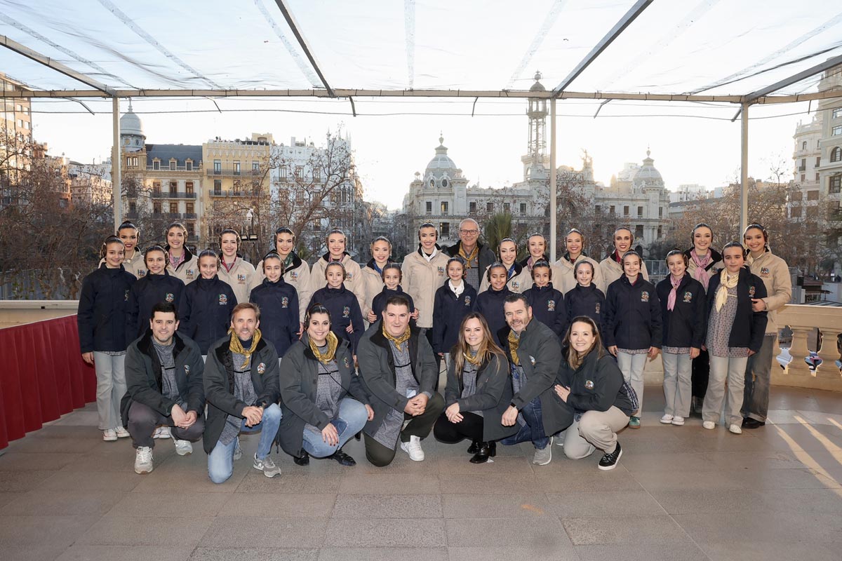Grupo de bailarines posando en un evento al aire libre