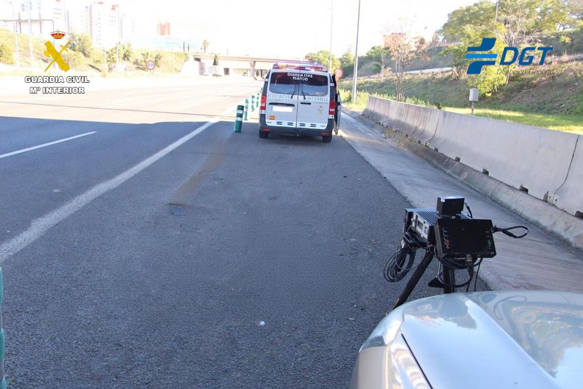 Guardia Civil deteniendo a un conductor ebrio en la V-30