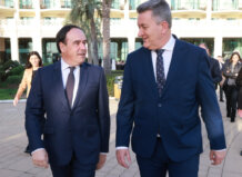 El Consell afea al Gobierno central que solo haya pagado el 5% para la reconstrucción municipal tras la DANA Dos hombres conversando en un evento de Nueva Economía Fórum