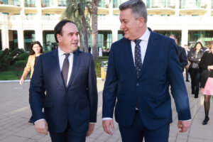 Dos hombres conversando en un evento de Nueva Economía Fórum